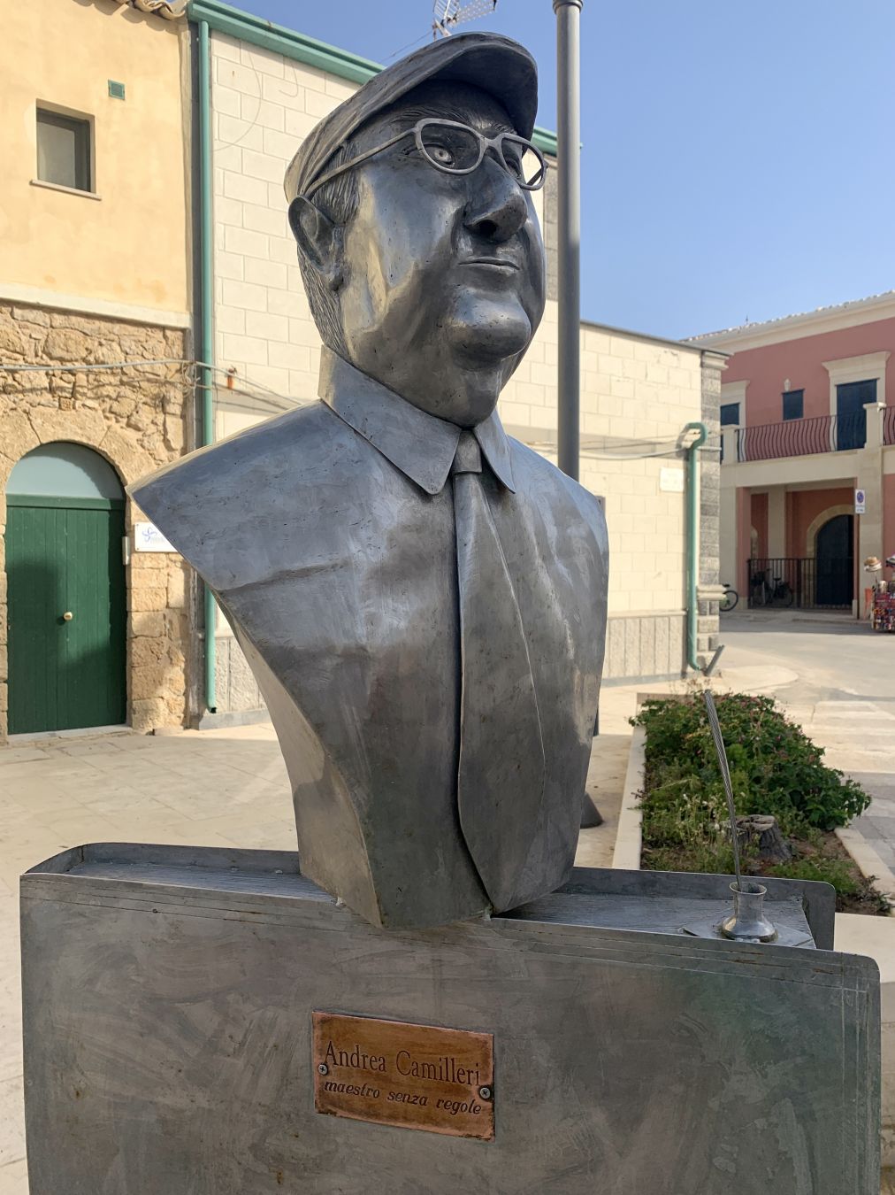 La statua di Camilleri, a Punta Secca © Giulia Grimaldi/Lonely Planet Italia
