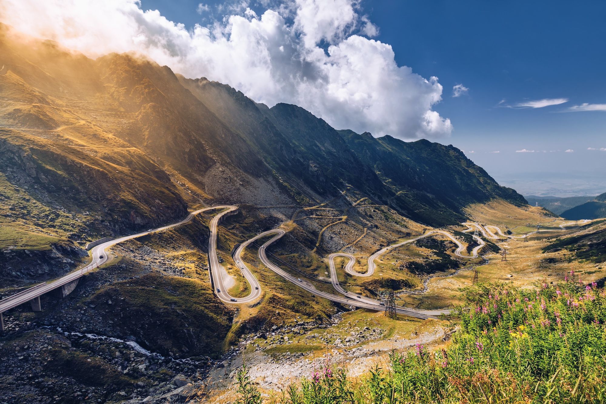 La Transfăgărășan è una delle strade di montagna più spettacolari del mondo © DaLiu / Shutterstock