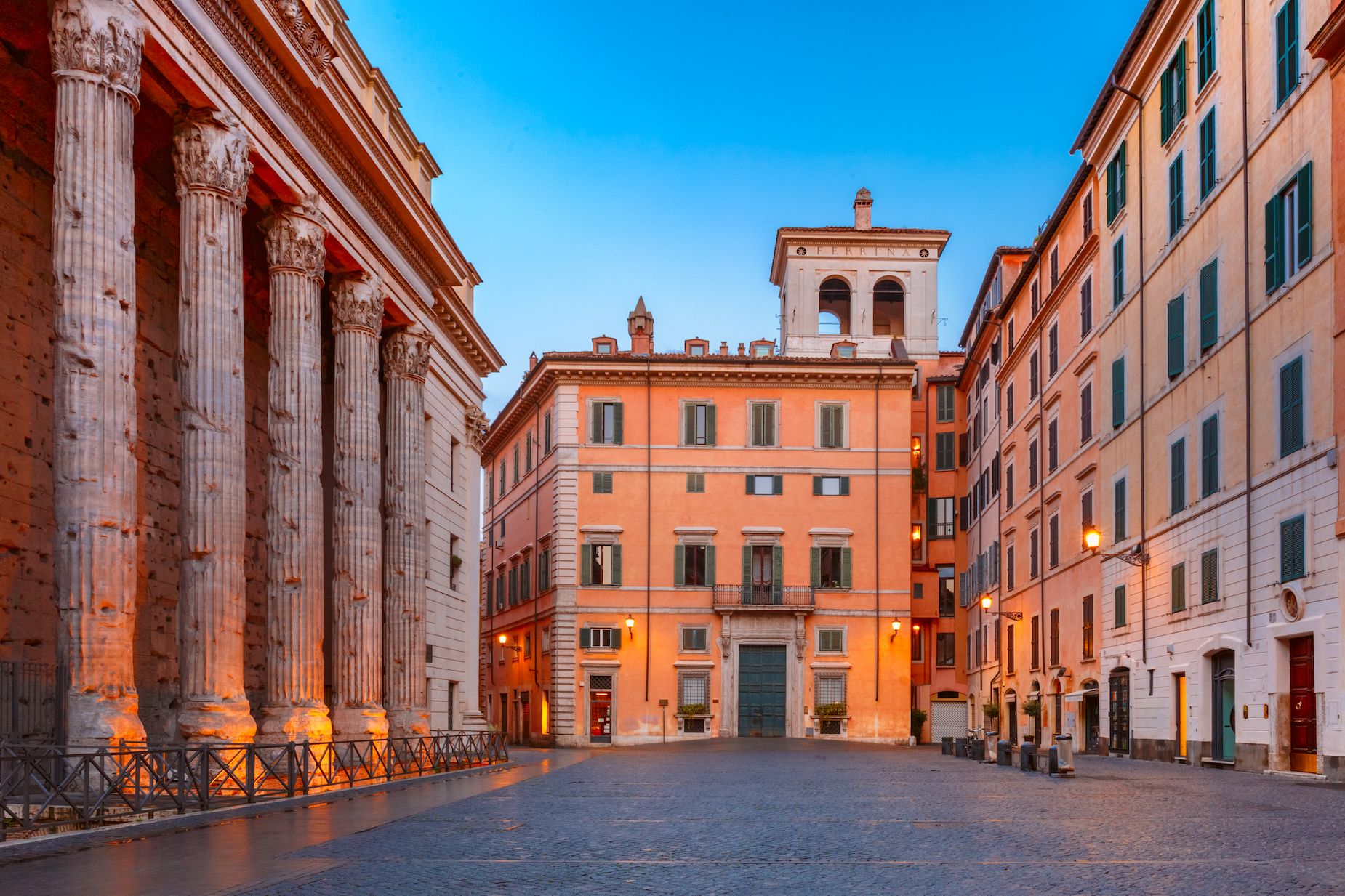 Roma, Piazza di Pietra. Credits kavalenkava / Shutterstock