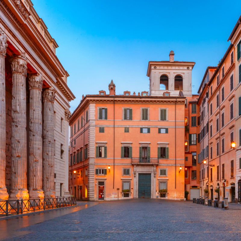 Roma, Piazza di Pietra. Credits kavalenkava / Shutterstock