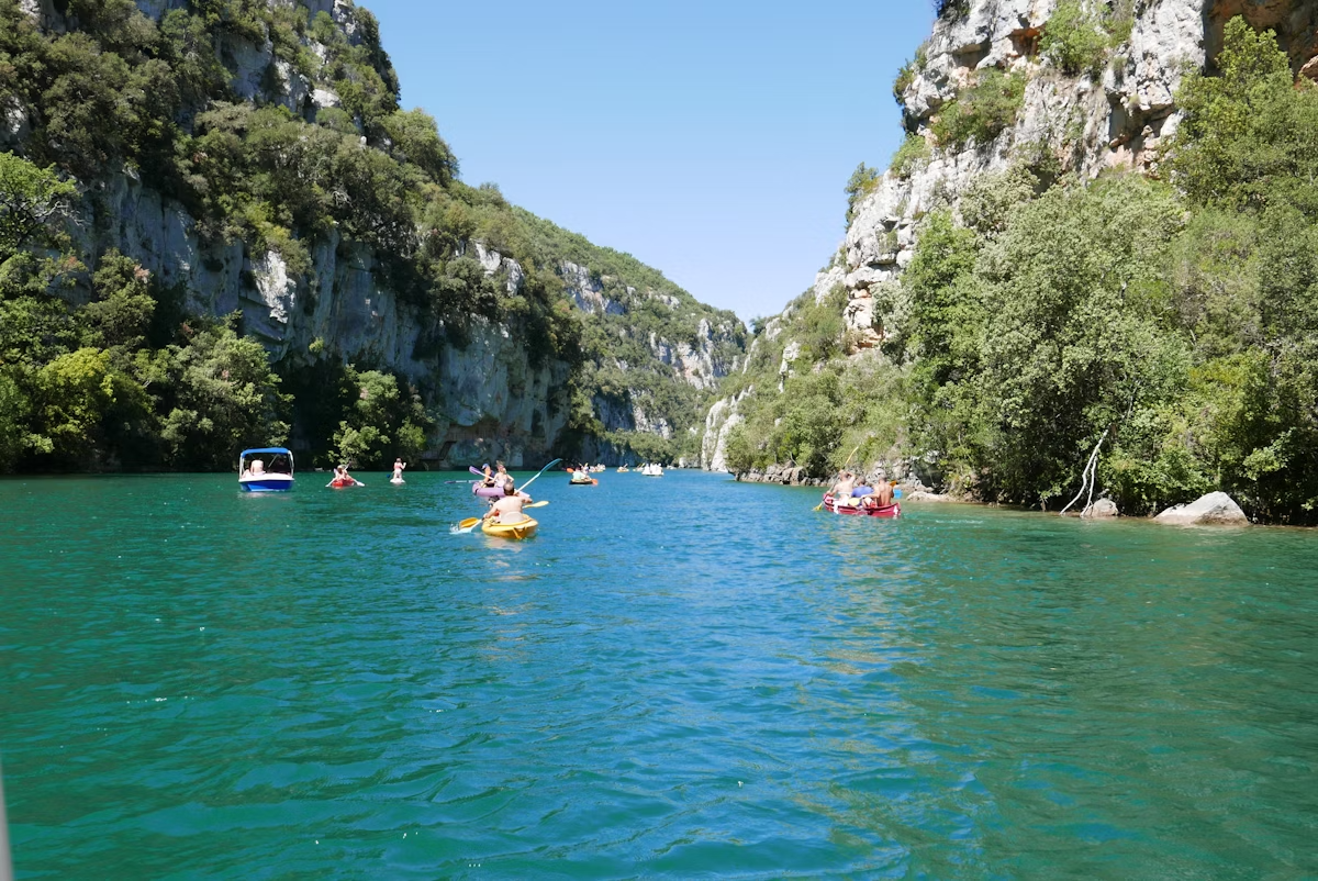Kayak sul Lac d’Esparron. sebastien hovaguimian/Shutterstock