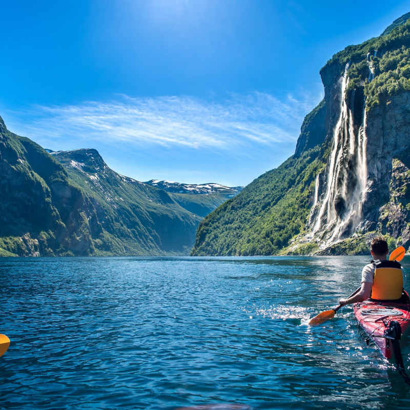 Tra le acque cristalline  dei fiordi norvegesi  © Sergii Beck / Shutterstock
