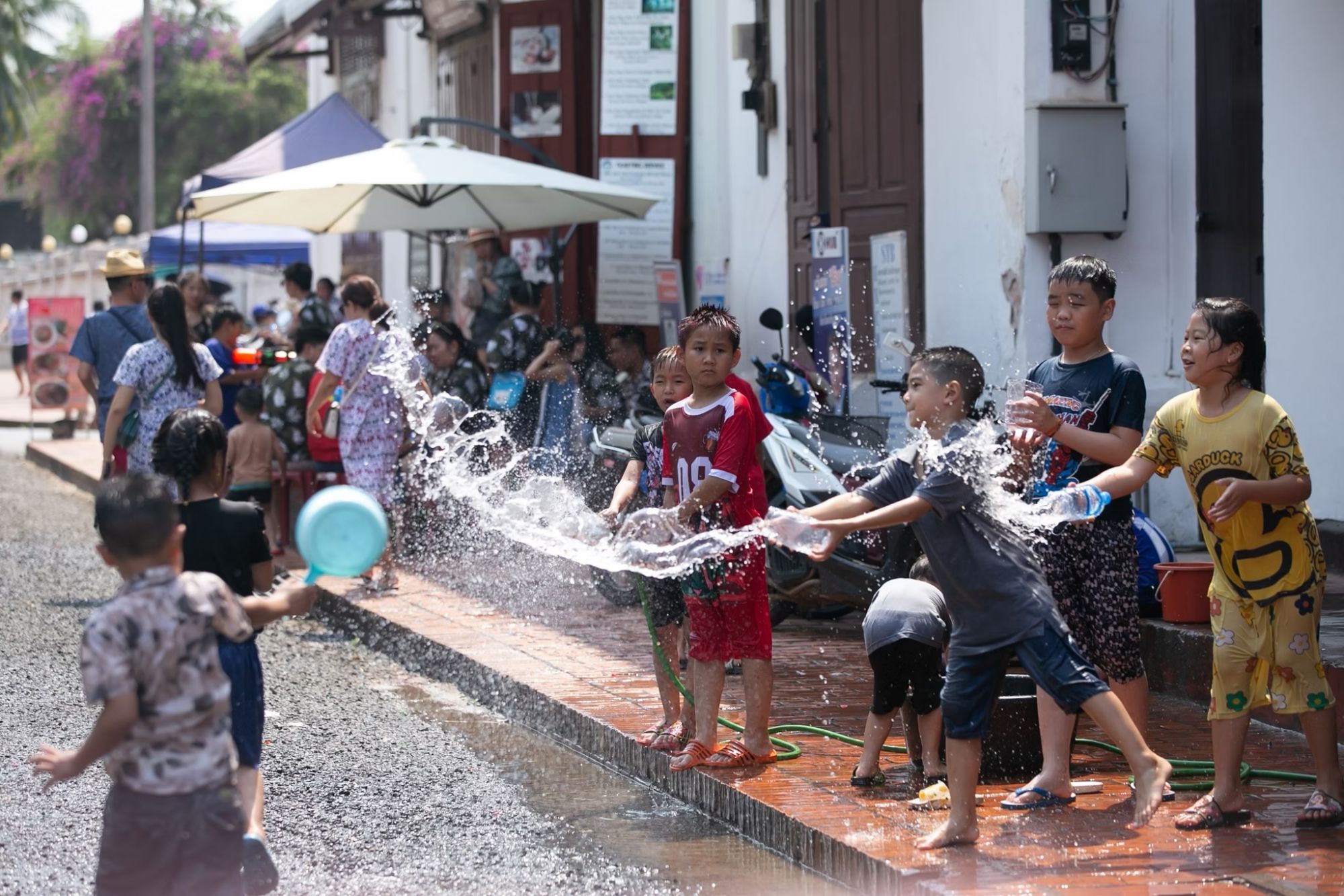 I laotiani festeggiano il loro Capodanno (o Pi Mai) spruzzandosi l’un l’altro con l’acqua per un nuovo inizio. Kaikeo Saiyasane/Xinhua via Getty Image