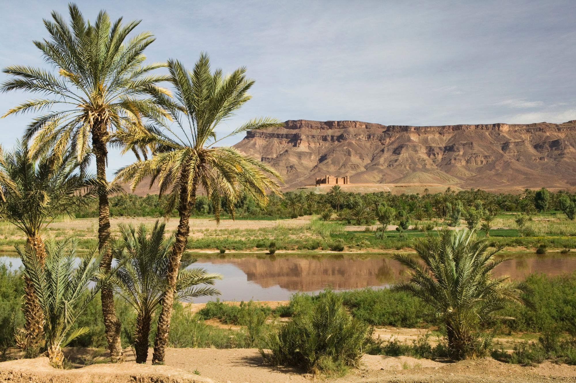 Vista del fiume ad Agdz, con nello sfondo la Kasbah Timiderte, Marocco ©Walter Bibikow/Getty Images