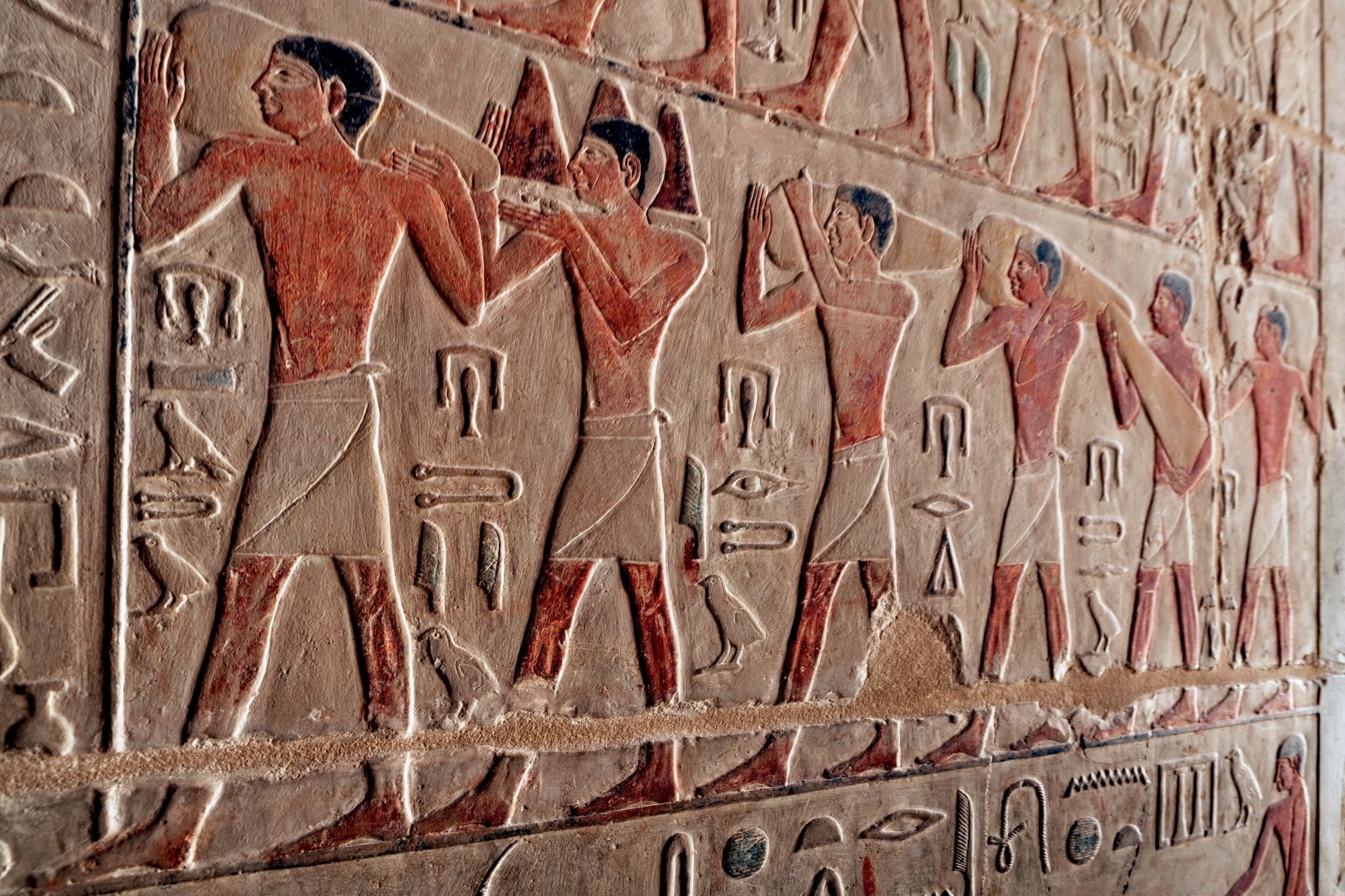 Rilievi raffiguranti portatori che trasportano vari beni presso la tomba di Mereruka a Saqqara © hemro /Shutterstock