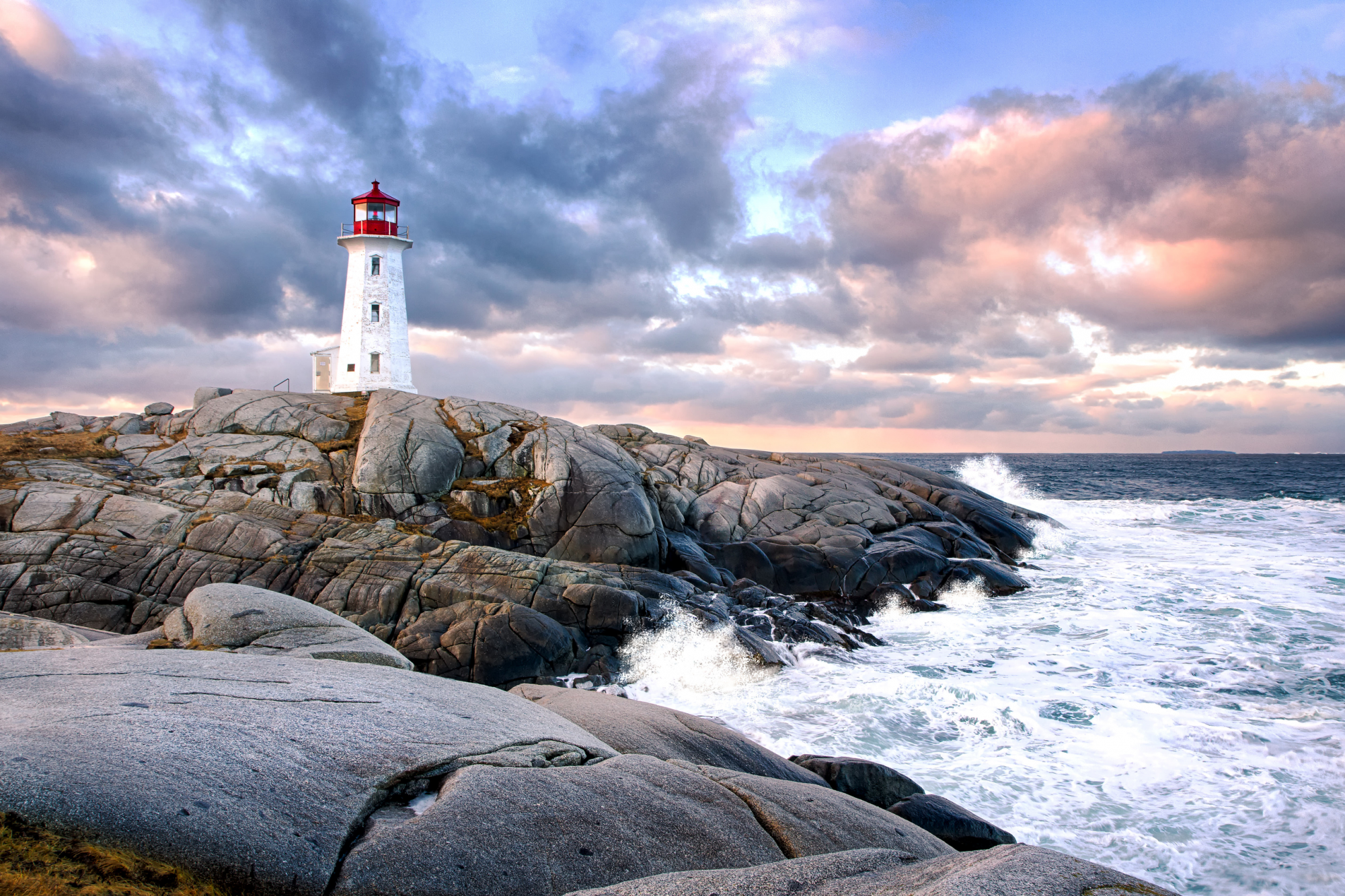 Situato in posizione estremamente scenografica, il Peggy’s Cove Lighthouse è forse il faro più fotografato del Canada © Joe Regan / Getty Images