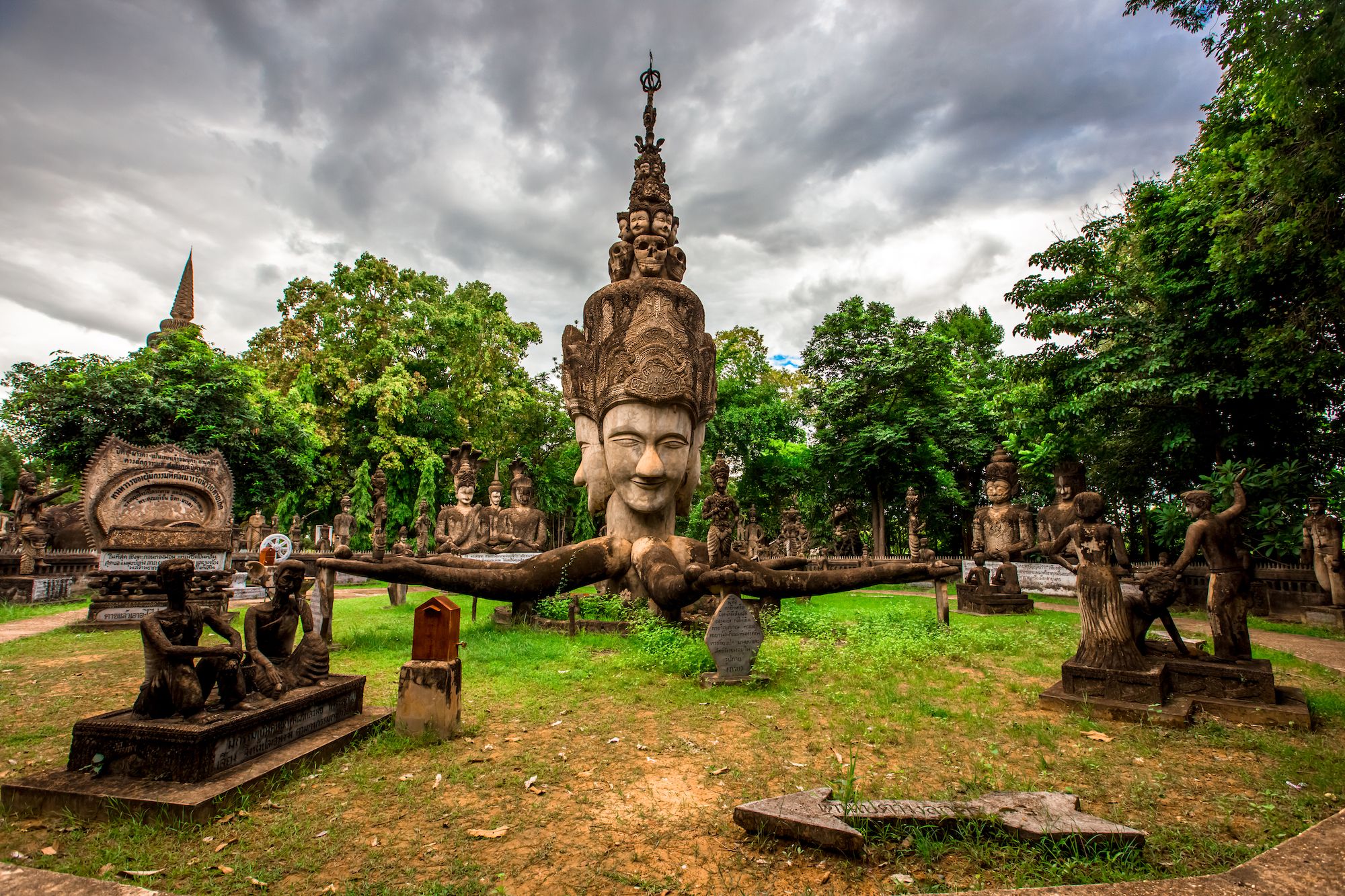 Sala Keoku, il giardino che ospita enormi statue di cemento ispirate alla tradizione buddista e induista ©Bangprikphoto