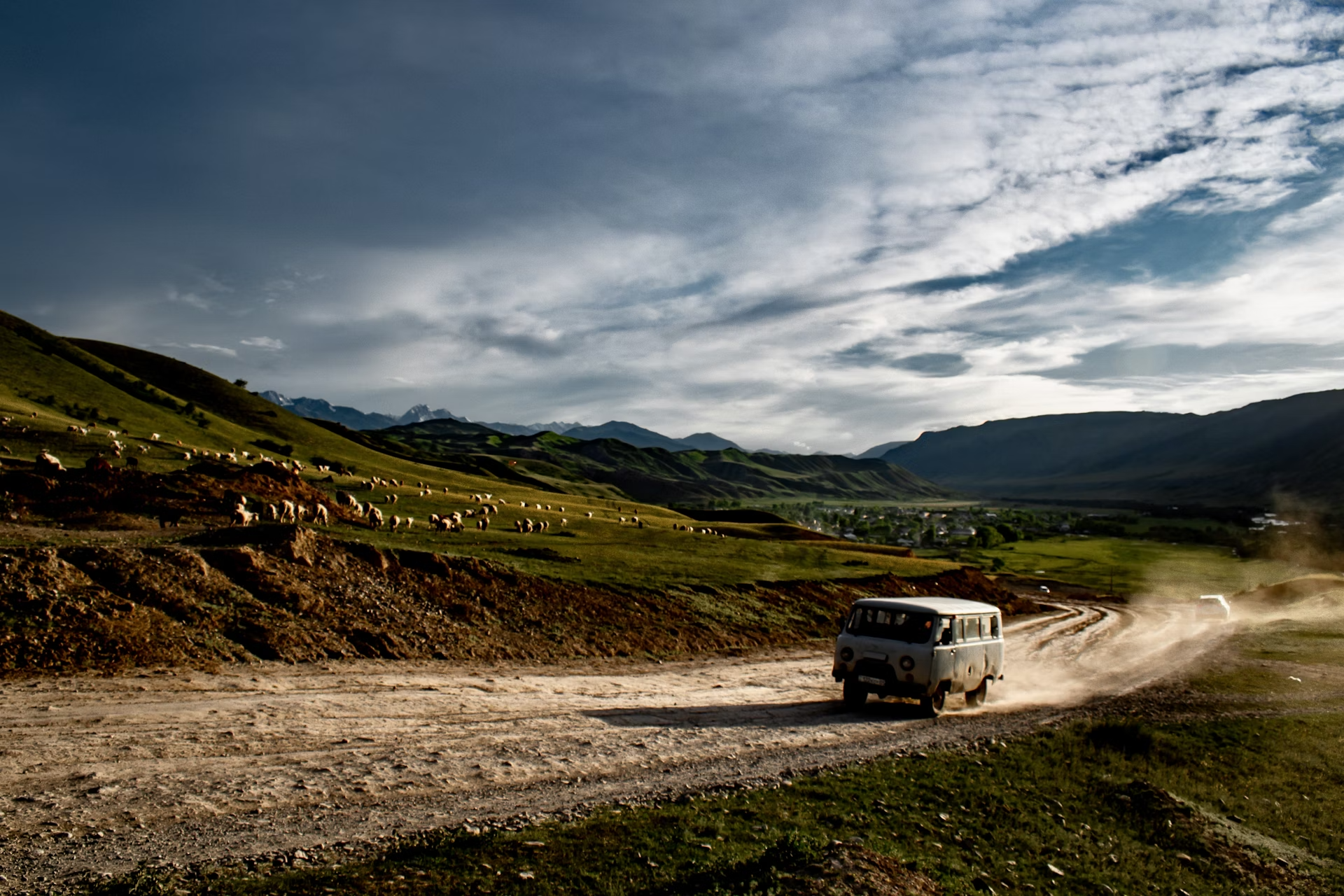 I minibus privati marshrutka viaggiano in alta montagna © Tereza1997 / Shutterstock