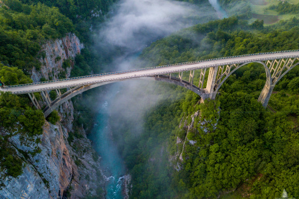 Lo spettacolare ponte sul fiume Tara in Montenegro ©Hike The World