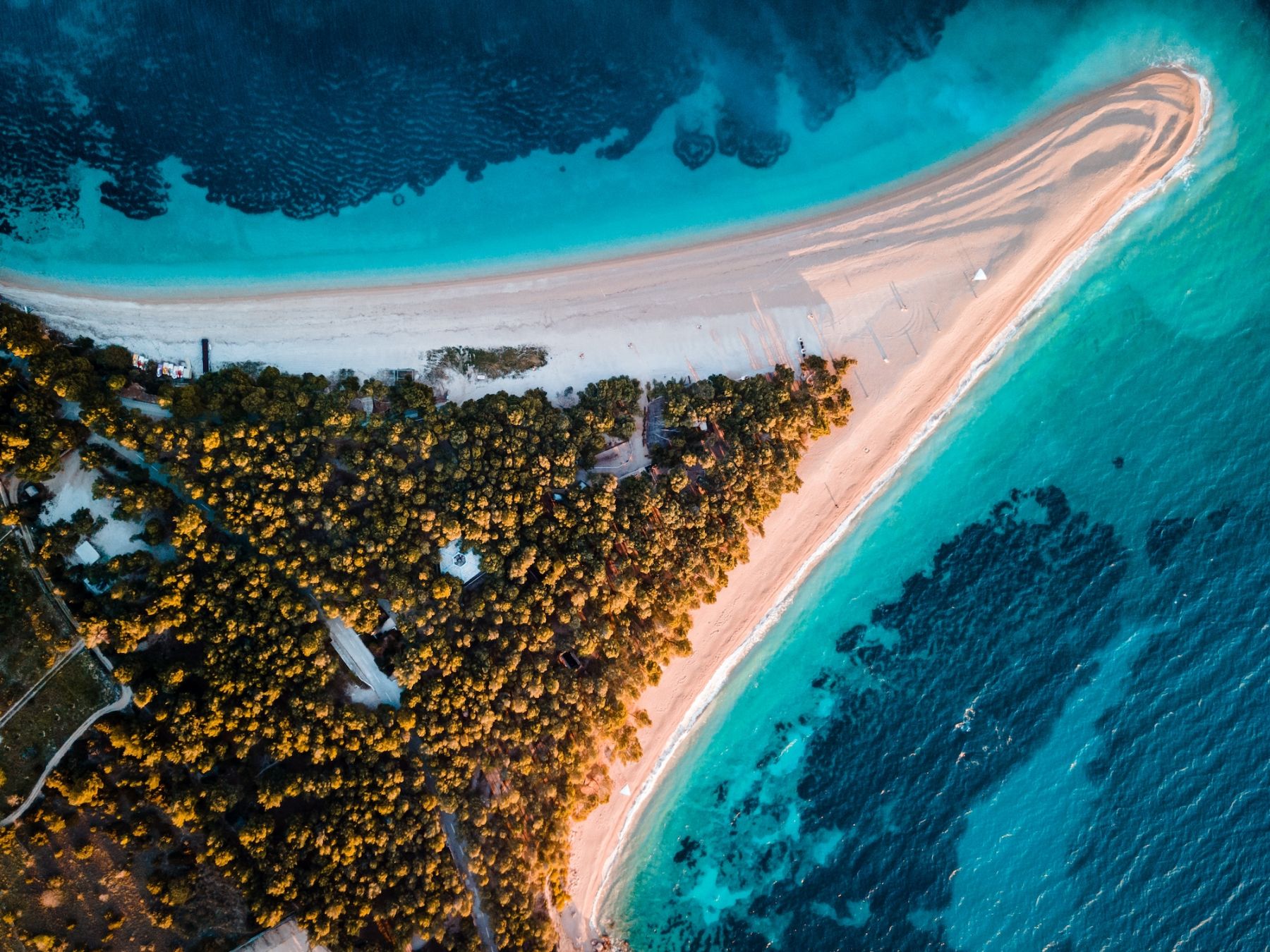 La splendida spiaggia di Zlatni Rat a Bol ©Tom Ha