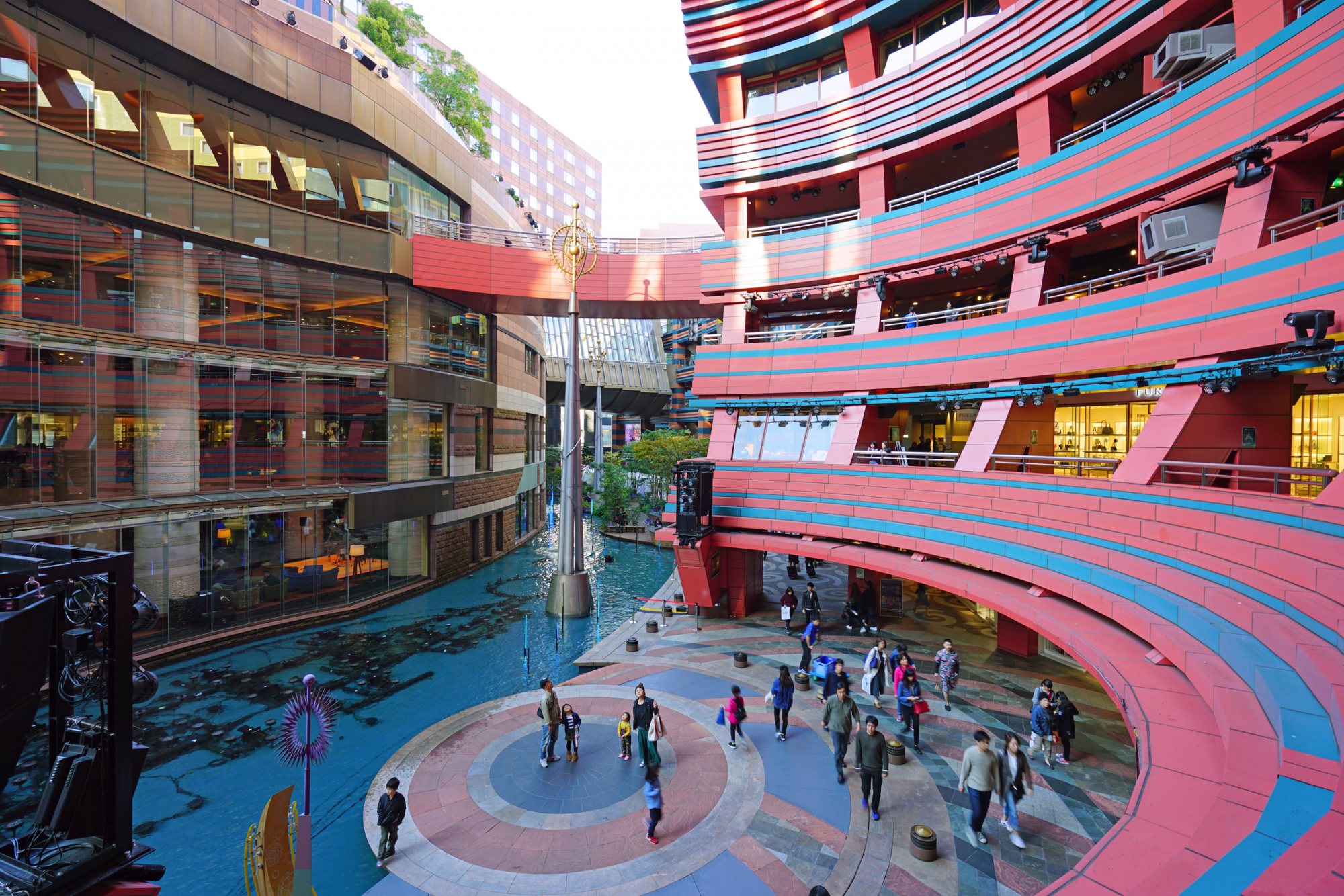 Un canale scorre nel cuore del centro commerciale Canal City © EQRoy / Shutterstock
