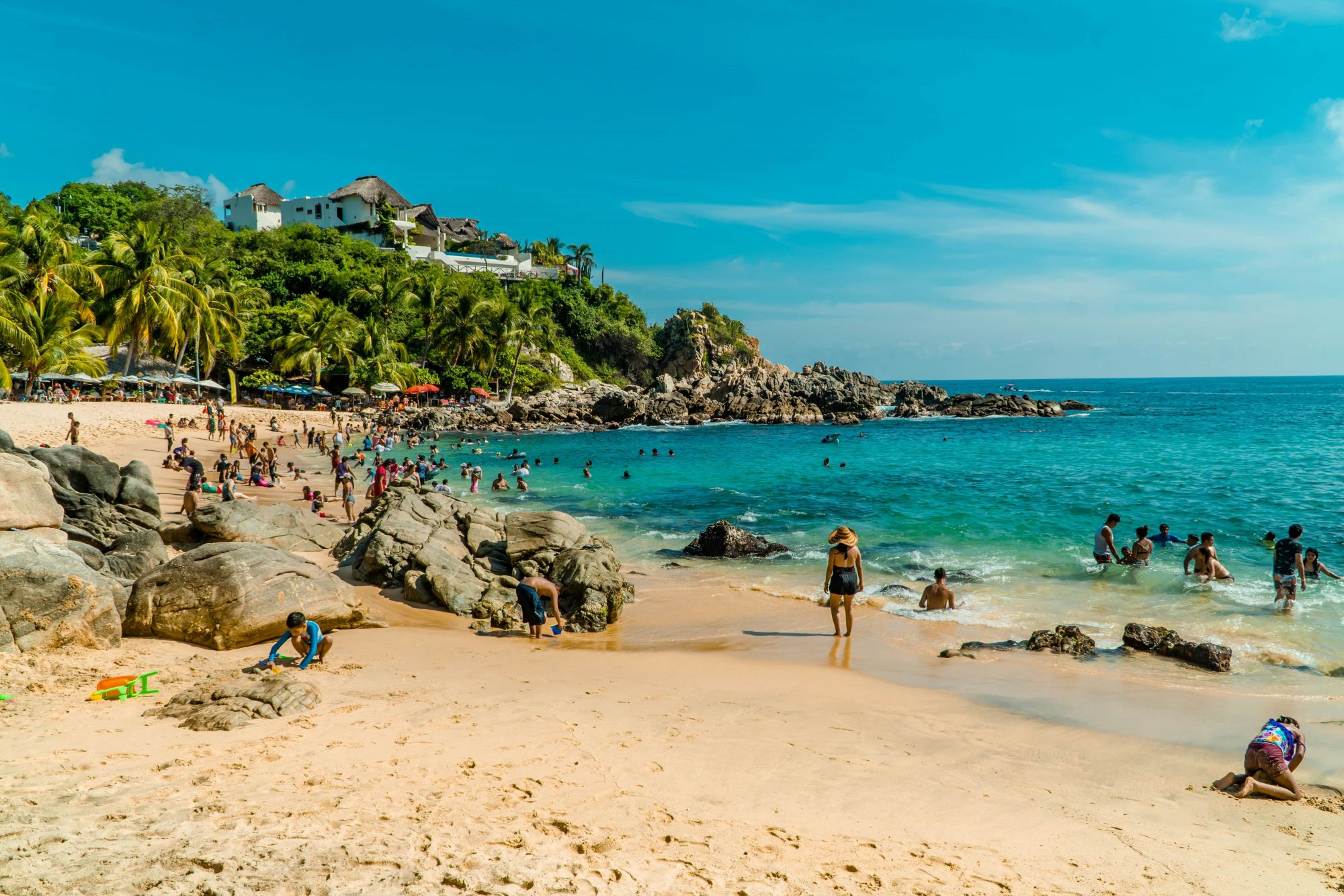 La spiaggia di Puerto Escondido richiama surfisti e amanti della vita notturna. © Shutterstock