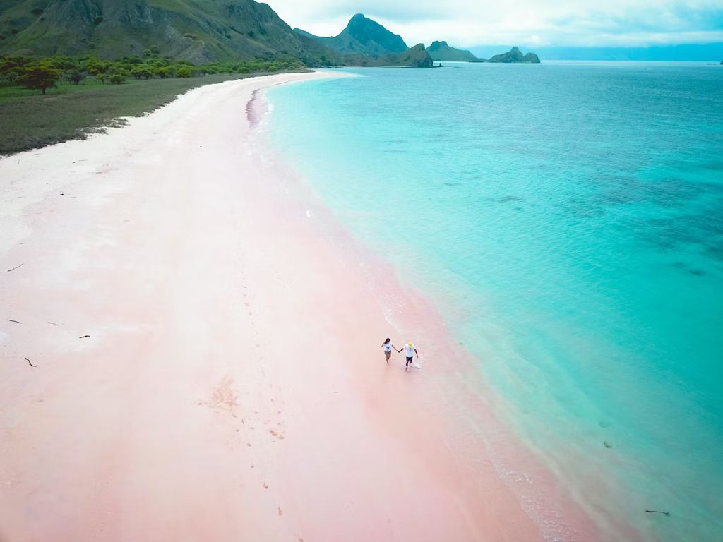 Pink Beach: non esiste nome più adatto per questa meraviglia dell’Indonesia © Gunawan Prasetyo / Getty Images