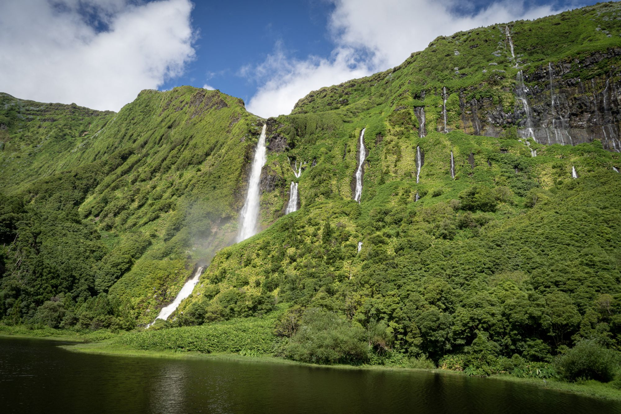 Le numerose cascate e la ricca vegetazione abitata da uccelli e rane fanno di Poço da Ribeira do Ferreiro un paradiso terrestre © Gabriele Calabrese