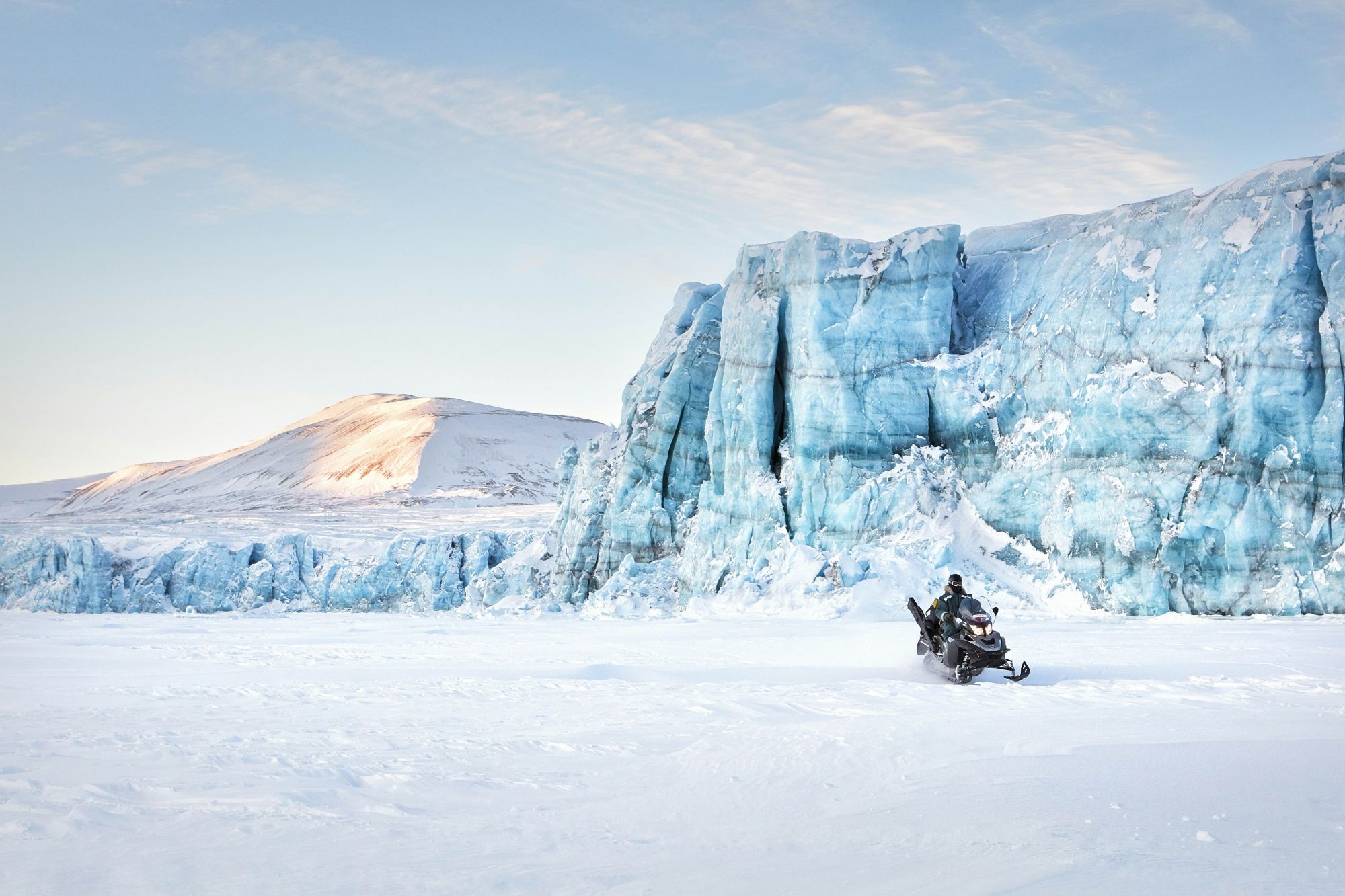 I ghiacci dele isole Svalbard sono alla portata dei viaggiatori e la motoslitta è il mezzo ideale per esplorarli. © Jonathan Gregson/Lonely Planet
