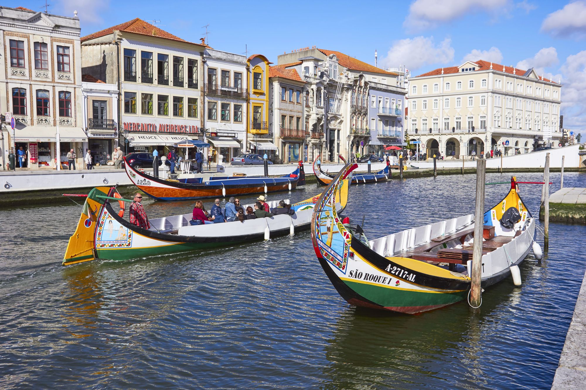 Aveiro è conosciuta come la “Venezia del Portogallo” per i suoi canali navigabili sulle tradizionali barche chiamate moliceiros ©Acnakelsy/Getty Image
