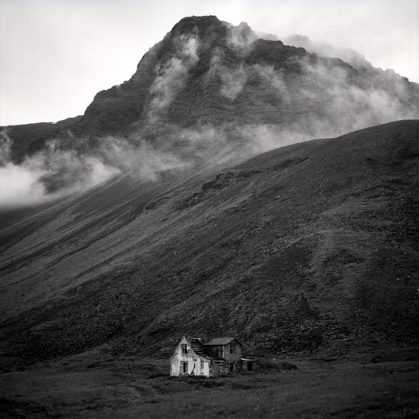 Una casa abbandonata ai piedi di una montagna nei fiordi occidentali dell’Islanda © Laura Cogan