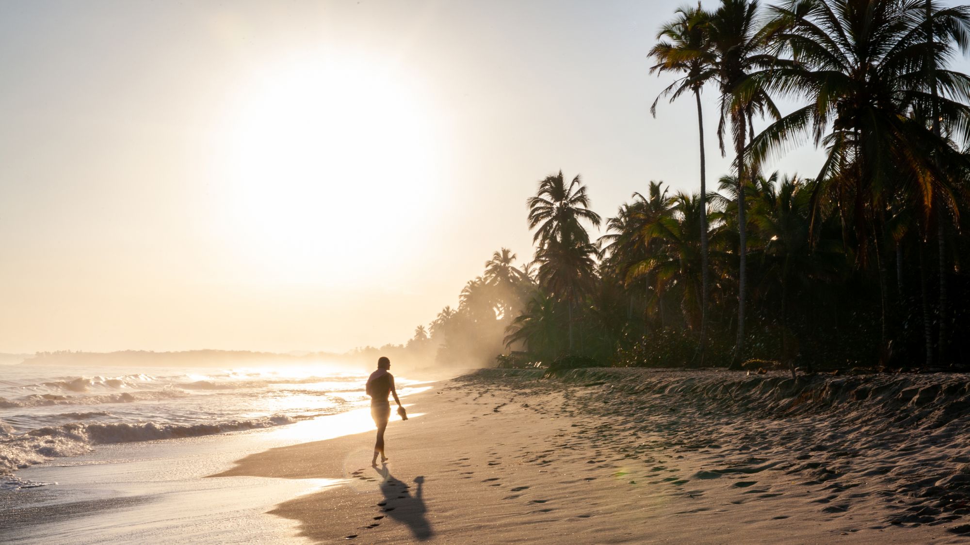 donna in spiaggia al tramonto, colombia