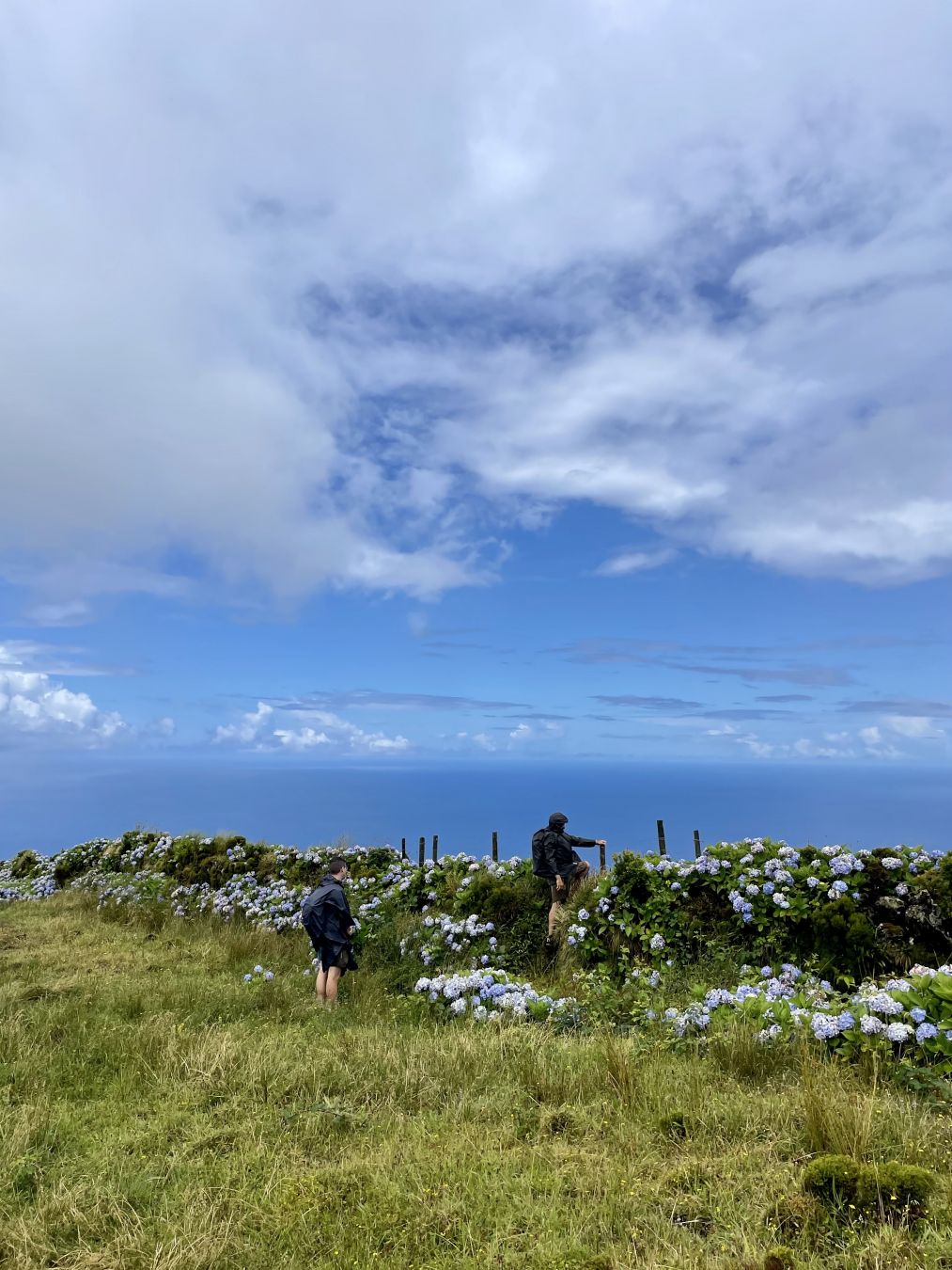 Una parte del trekking che va dai laghi Funda e Comprida a Fajã Grande, con vista sull’oceano Atlantico © Chiara Beretta