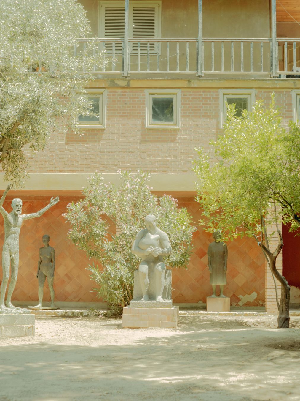 Nel cortile dello studio di Yannis Pappas ©Lorenzo Romani