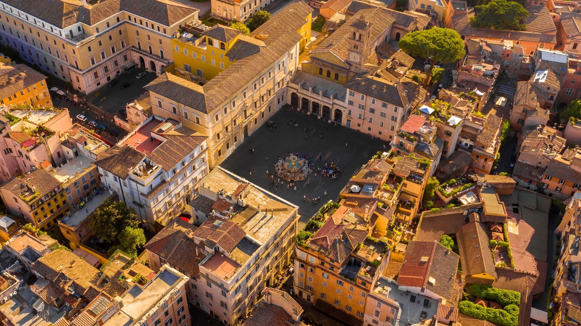 Piazza Santa Maria a Trastevere, Roma © Stefano Tammaro/Shutterstock