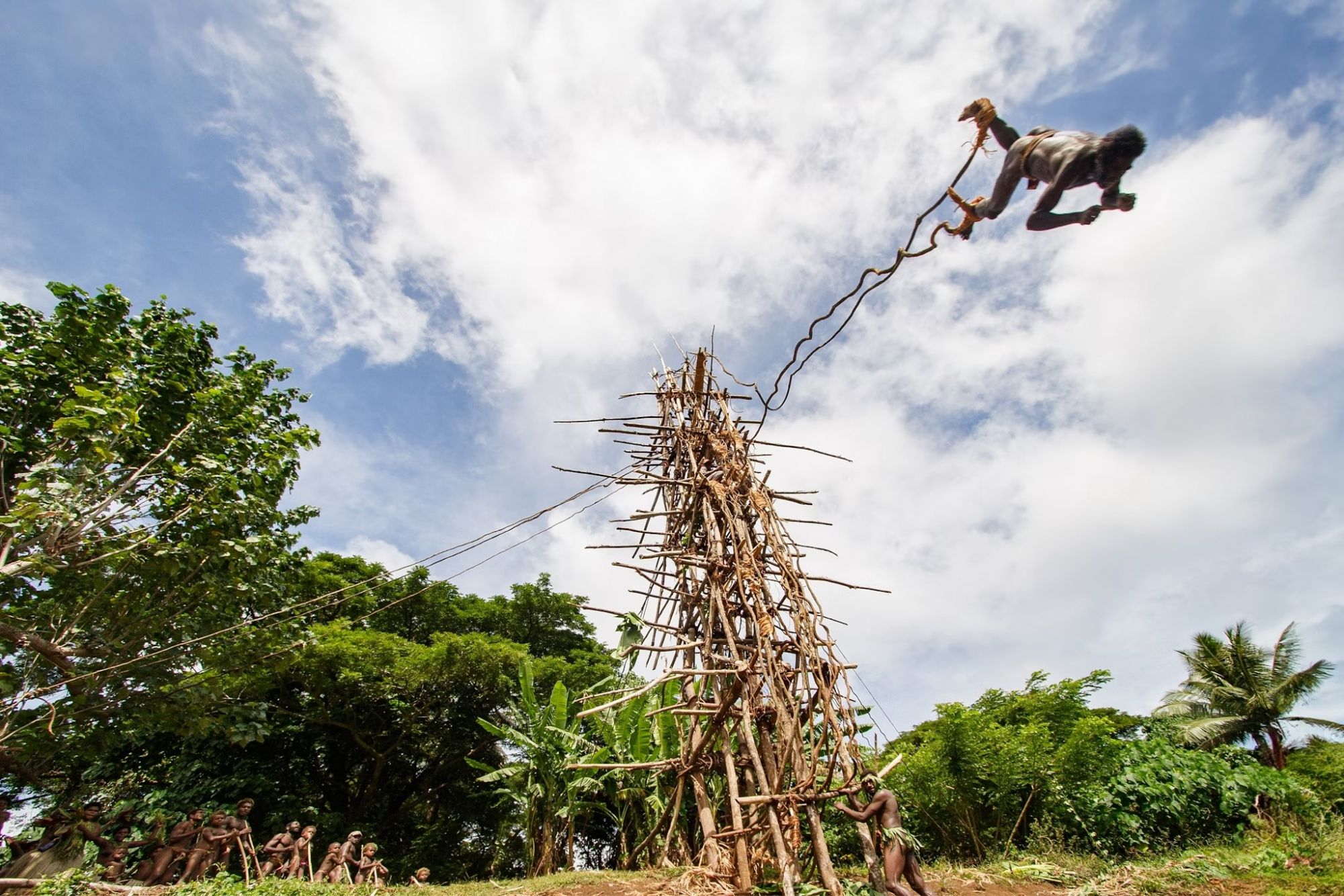 Recatevi sull’isola di Pentecoste il sabato tra aprile e giugno per assistere all’antico rituale che ha ispirato il bungee jumping © Pvince73