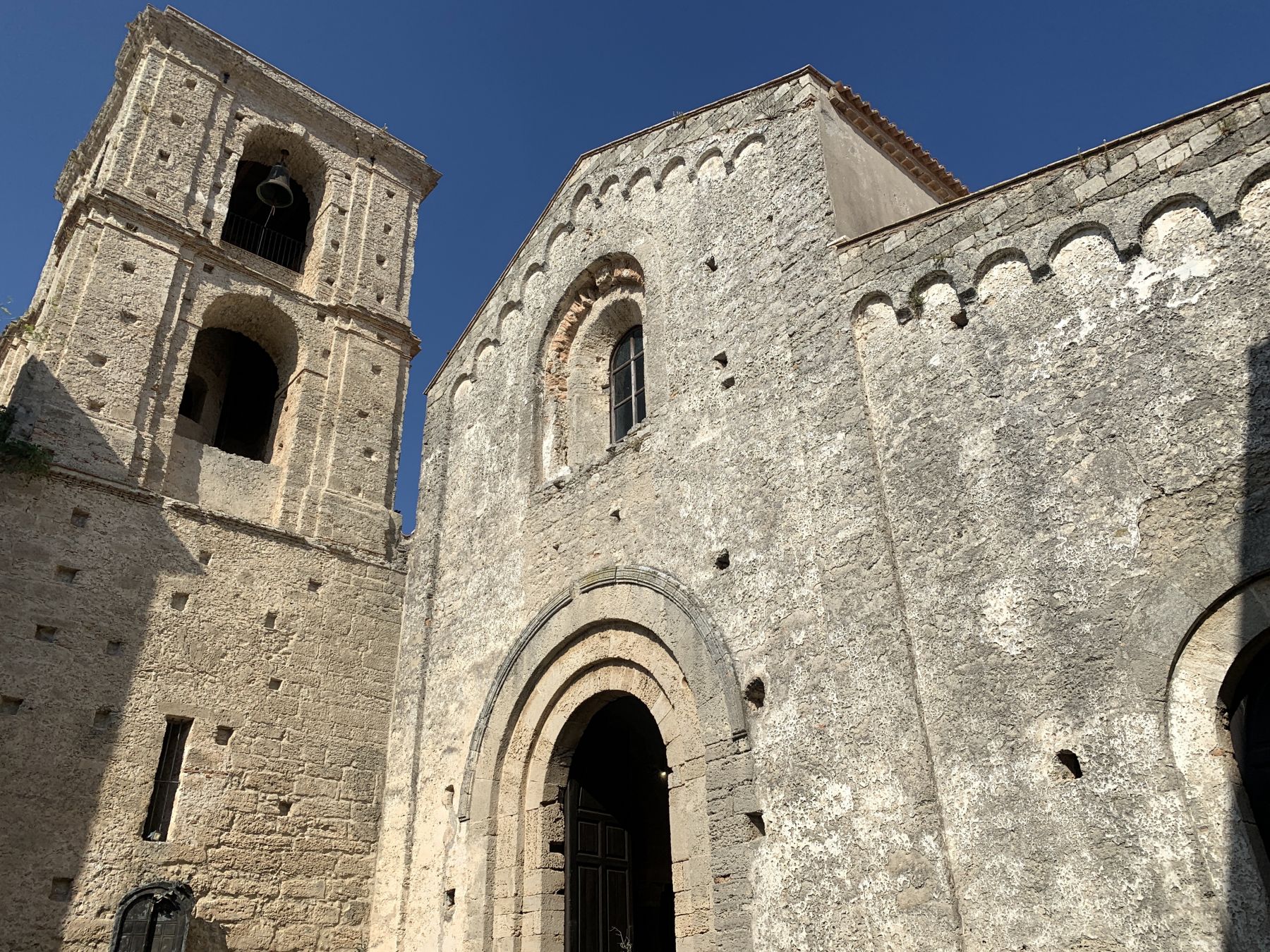 La sorprendente cattedrale di Gerace © Giulia Grimaldi/Lonely Planet Italia