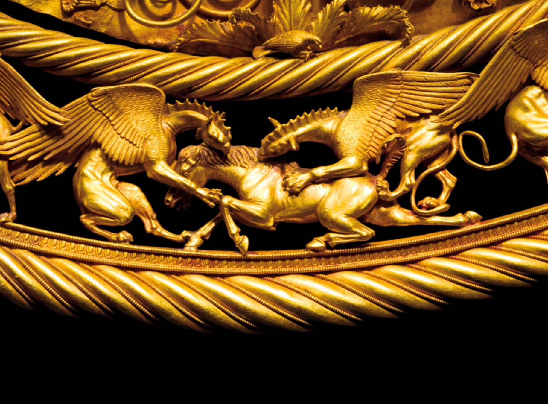 Particolare di un pettorale d’oro
