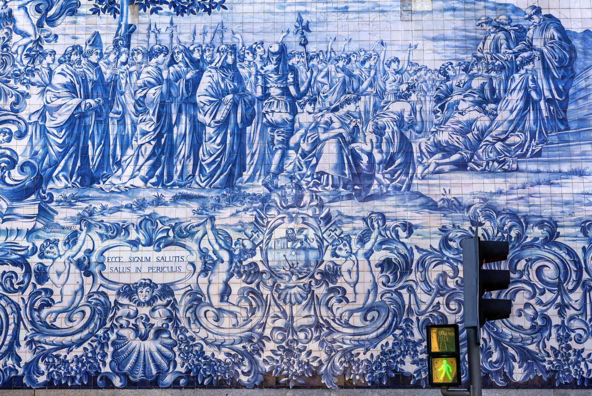 Gli azulejos fanno parte del tessuto culturale portoghese ©fotokon/Getty Images