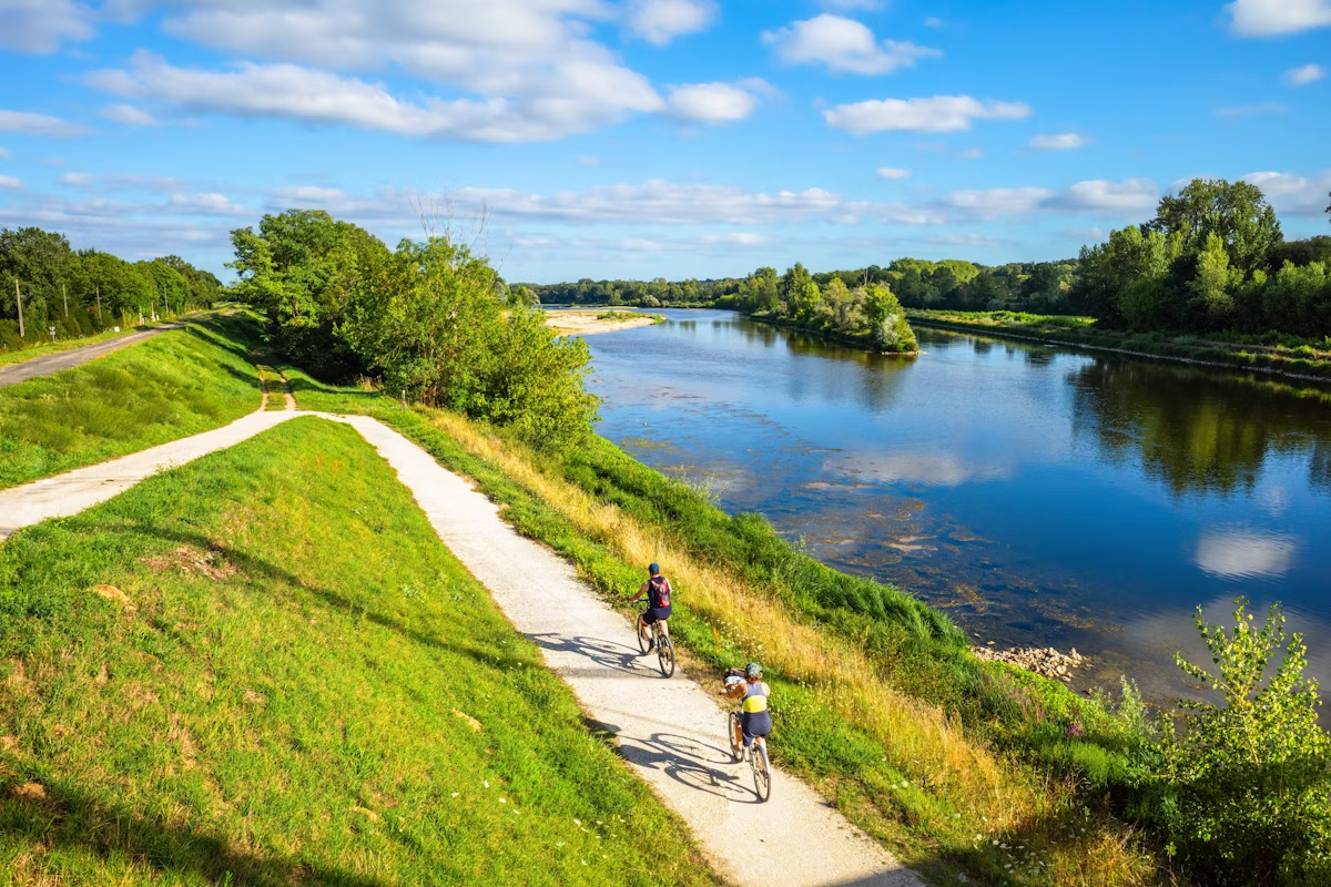 Ciclisti su una pista ciclabile lungo il fiume Loira. Taljat David/Shutterstock