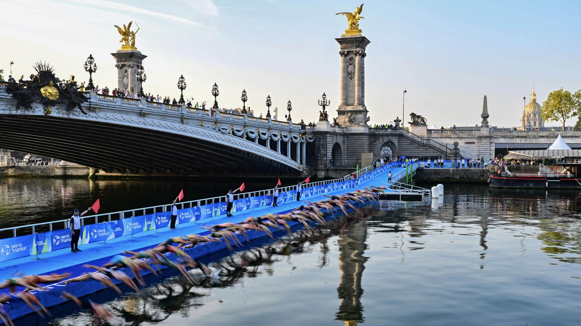 Nuotatori alla partenza sotto il Pont Alexandre III. © Miguel Medina / AFP via Getty Images