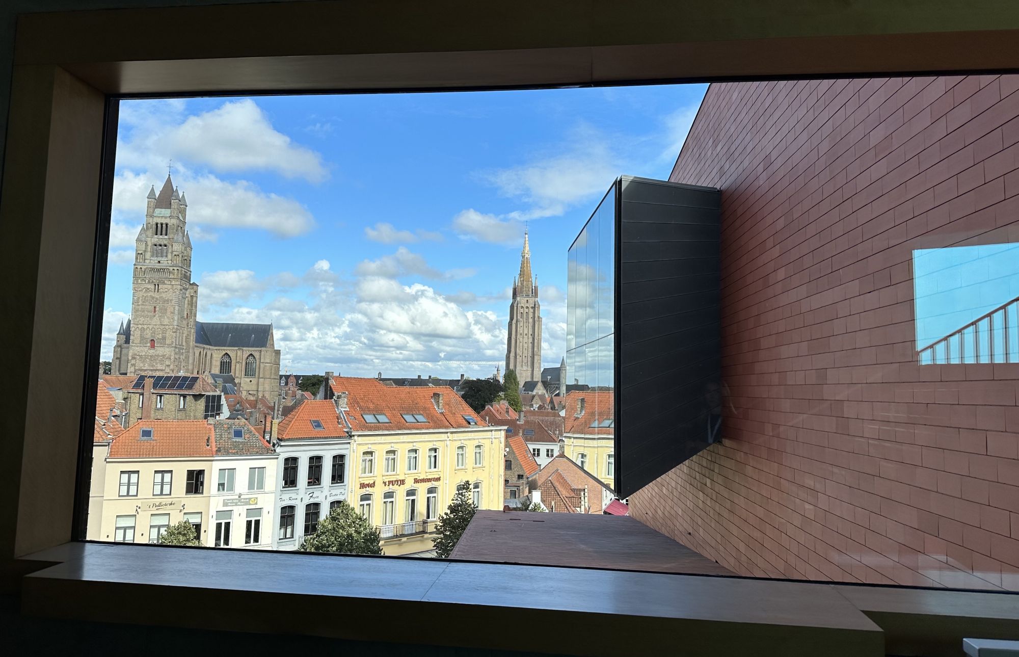 Il centro storico di Bruges dal futuristico Concertgebouw