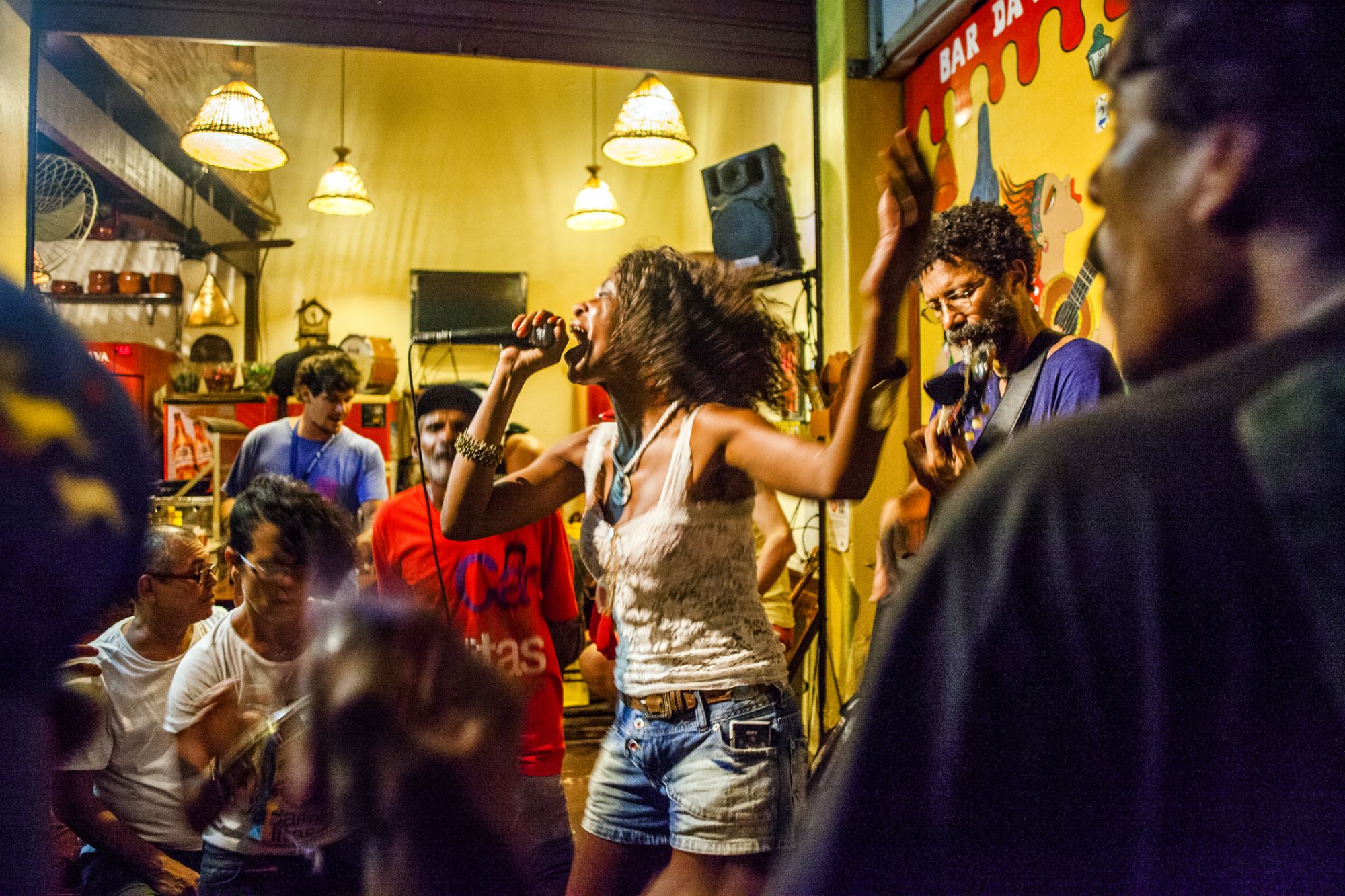 Donna canta in un bar di Rio de Janeiro