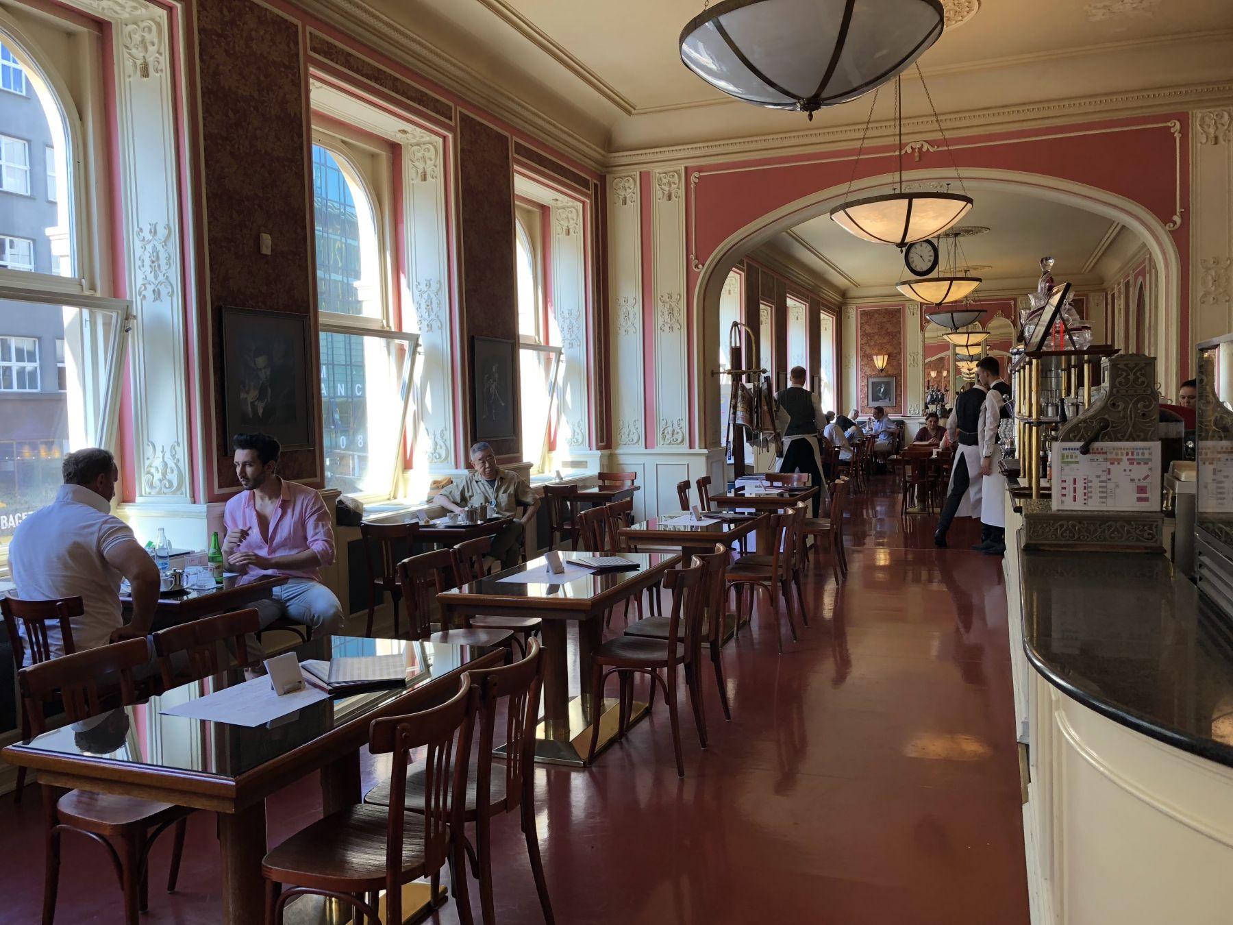 Fra i clienti abituali del Café Louvre c’era Franz Kafka. © Veronika Primm / Lonely Planet