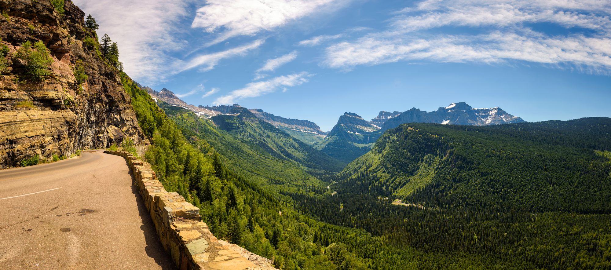 Percorrendo la Going-to-the-Sun Road si ha una splendida vista sul Logan Pass nel Glacier National Park, Montana ©Getty Images/iStockphoto