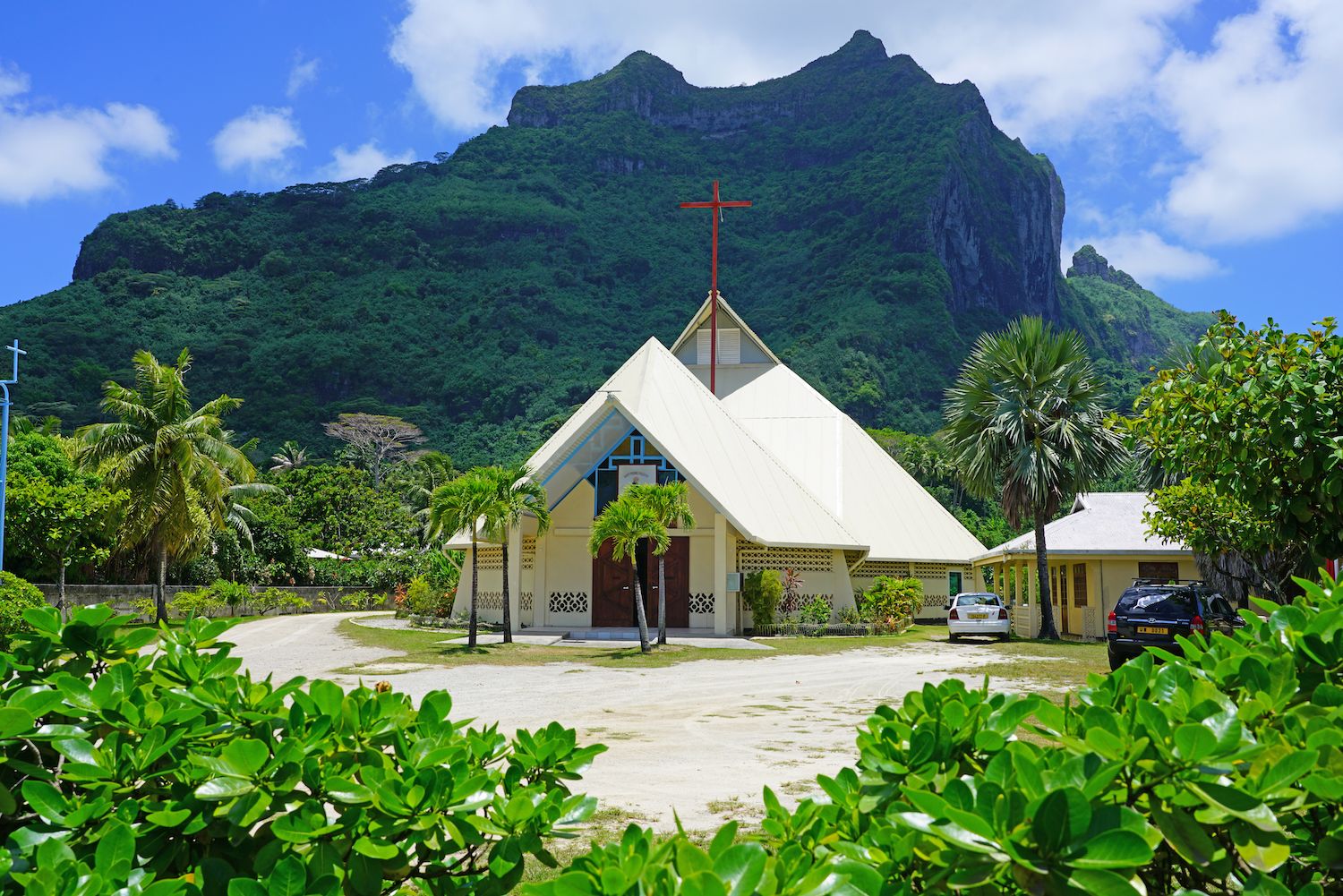 Una chiesa a Vaitape, il principale centro abitato dell’isola ©EQRoy/Shutterstock