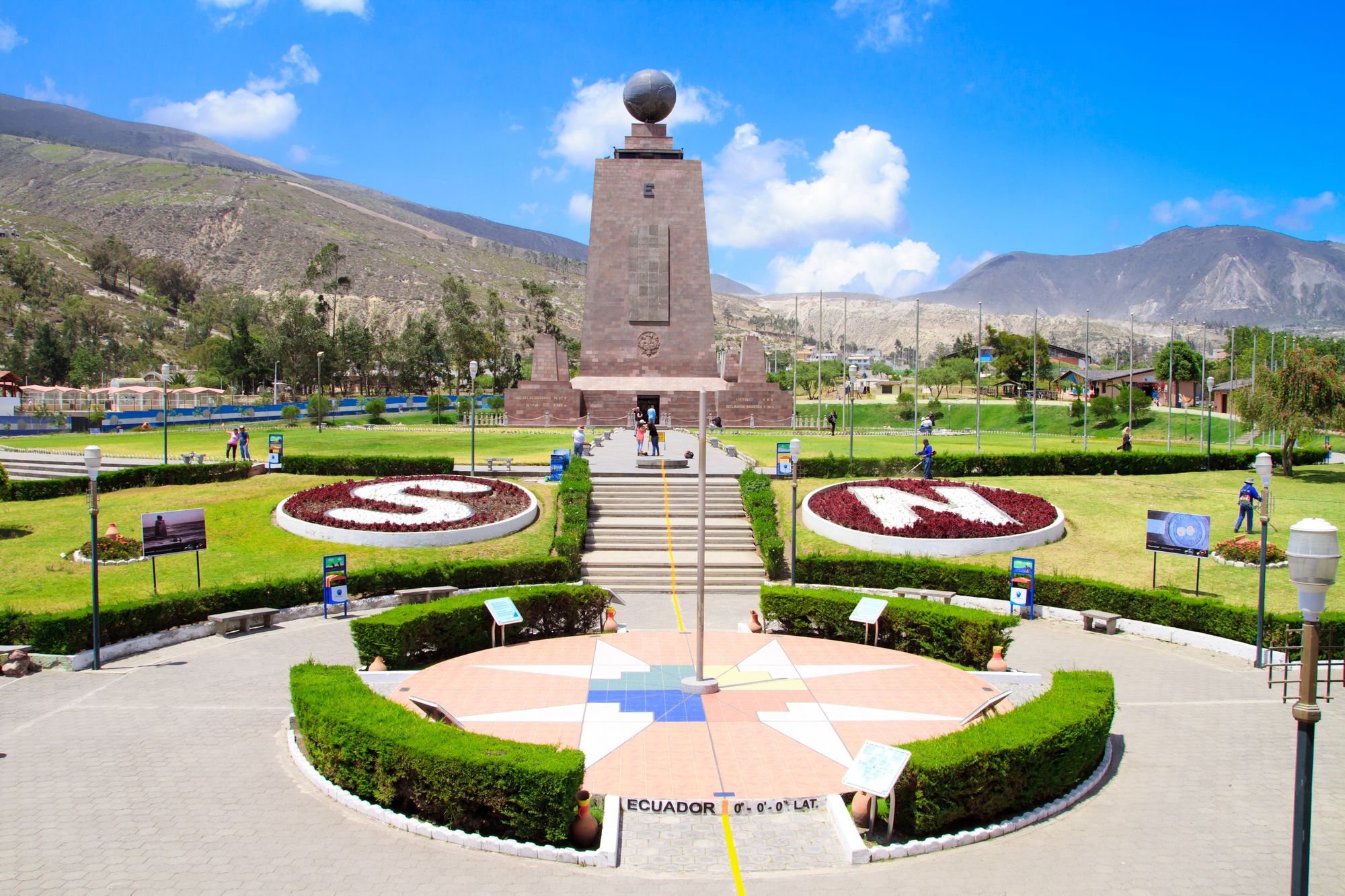 La Mitad Del Mundo, vicino a Quito, Ecuador ©Fotos593/Shutterstock