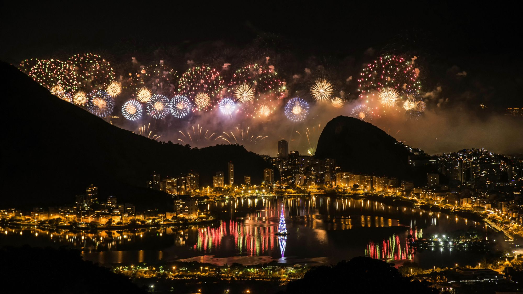 Esplode la festa nel cielo sopra Copacabana a Rio de Janeiro. © Ze Martinusso/Getty Images
