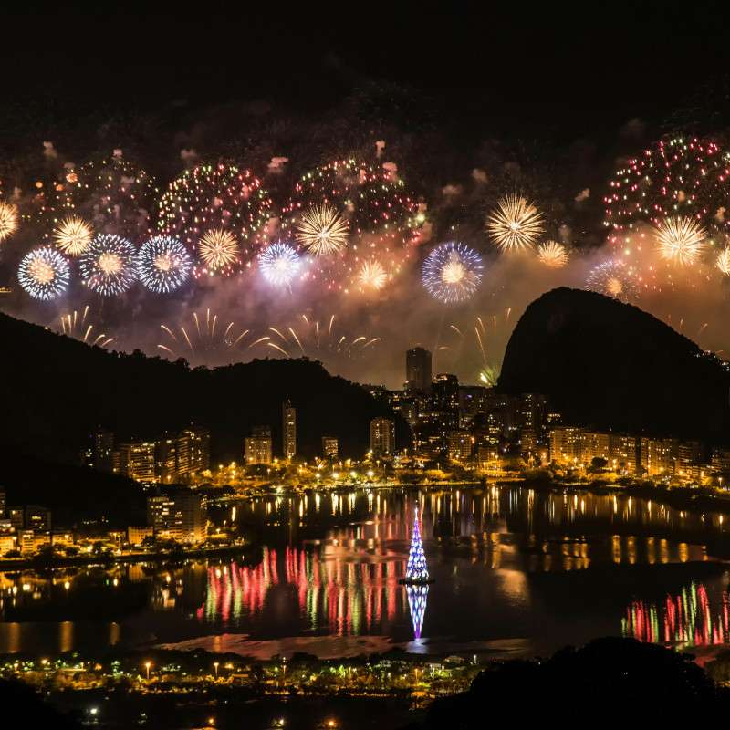 Esplode la festa nel cielo sopra Copacabana a Rio de Janeiro. © Ze Martinusso/Getty Images