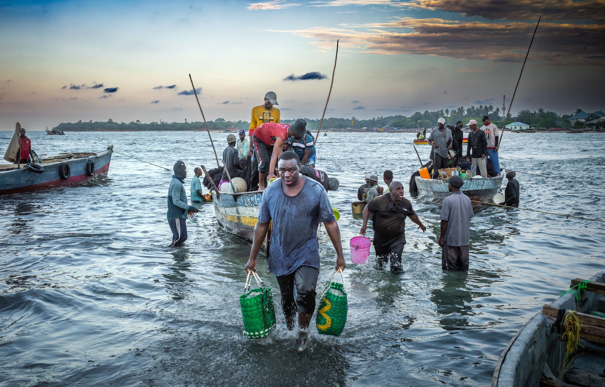 I pescatori di ritorno pronti a vendere il pesce al mercato ©Andy Soloman/Shutterstock