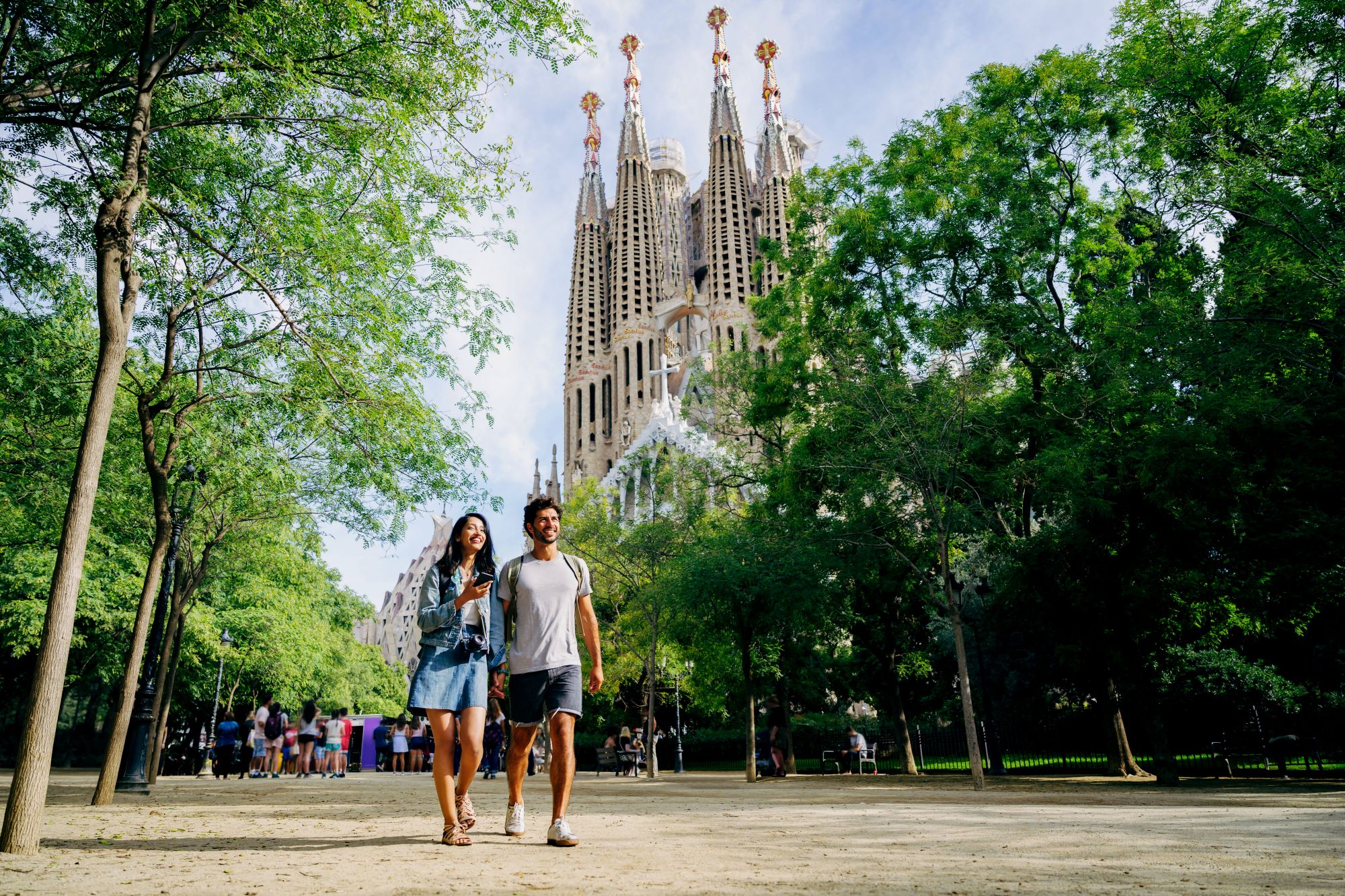 Coppia passeggia per Barcellona