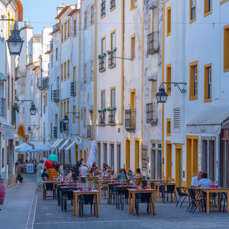 Un ristorante tra le vie di Evora © trabantos / Shutterstock