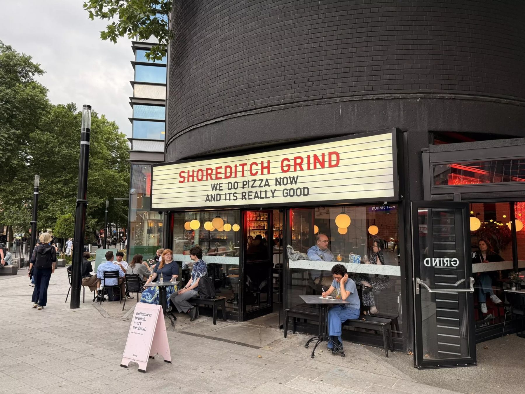 Gli amanti del caffè allo Shoreditch Grind. Foto di Charlotte Maracina per Lonely Planet