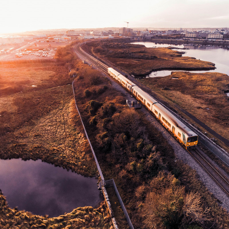 Un treno si allontana da Galway al tramonto. © mark gusev/Shutterstock