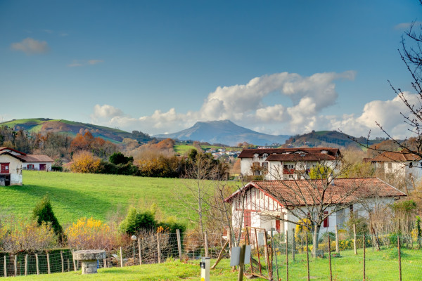 Il villaggio di Cambo-les-Bains, nei Paesi Baschi francesi @mehdi33300/Shutterstock