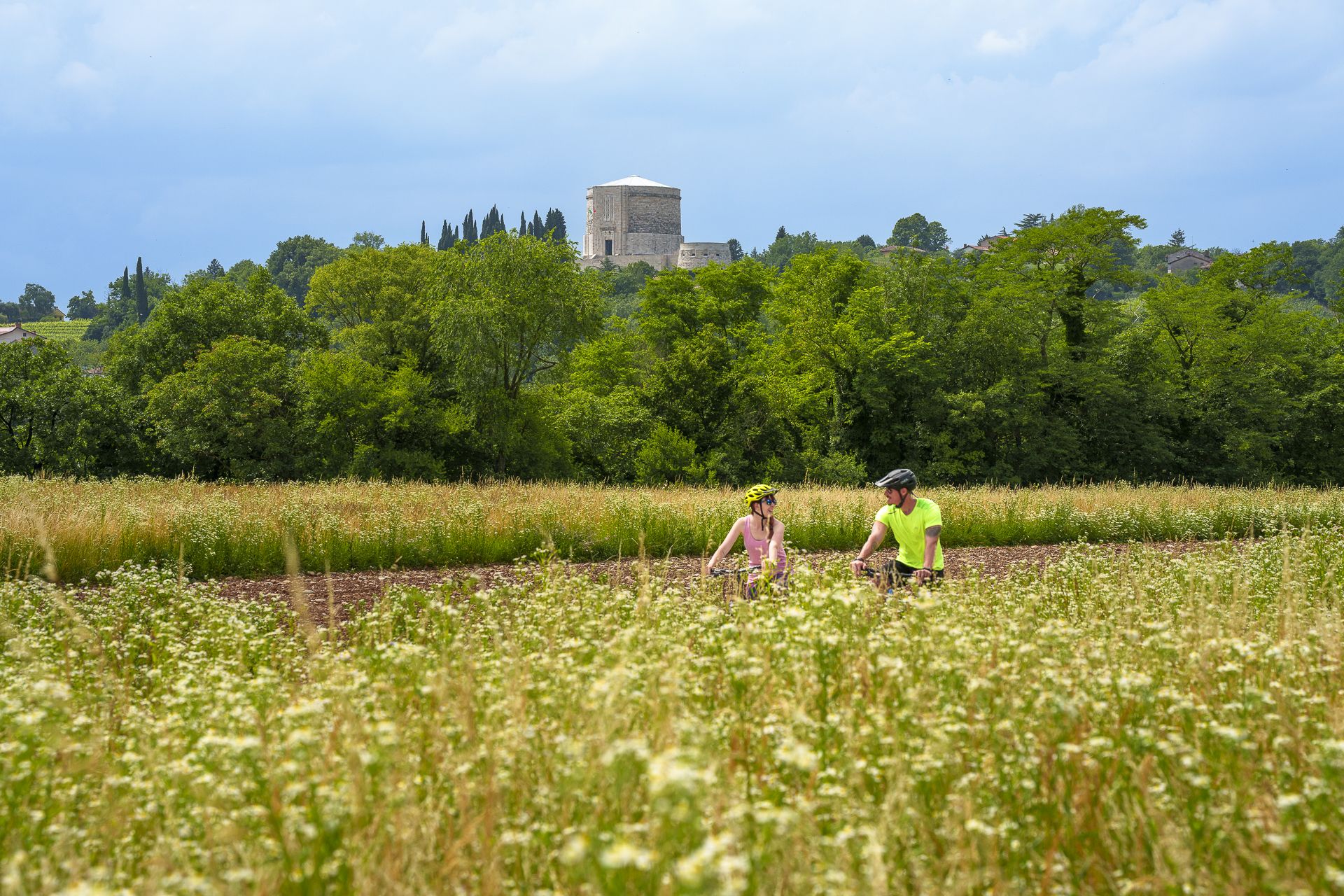 Ciclisti percorrono un tratto dell’Anello Grande Guerra © PromoTurismoFVG