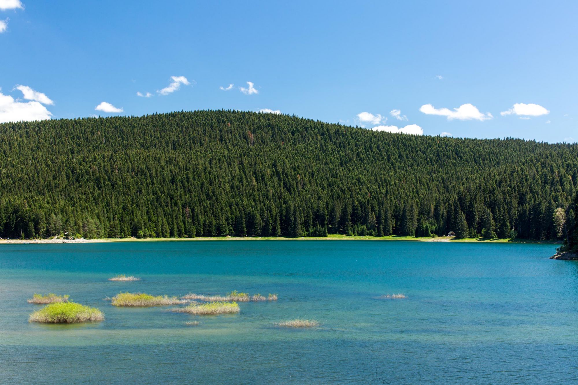 Il Crno jezero, il lago nero, è il più grande dei 18 laghi glaciali che dipingono il parco © Mattia Marinolli/Lonely Planet Italia