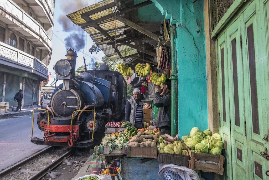 Dal Darjeeling Toy Train si osserva (molto!) da vicino la vita quotidiana del Bengala Occidentale. © panoglobe / Shutterstock