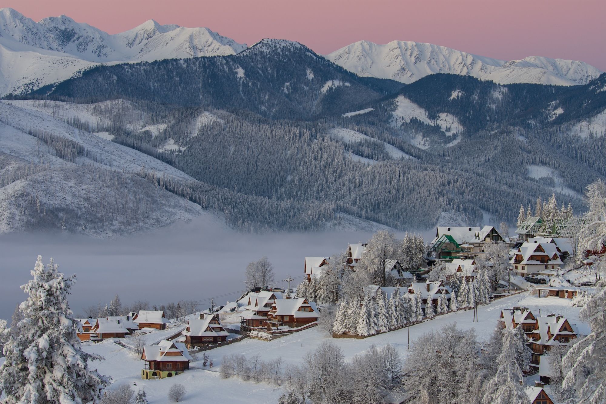 Il villaggio di Koscielisko innevato © Marcin Mucharski / Shutterstock