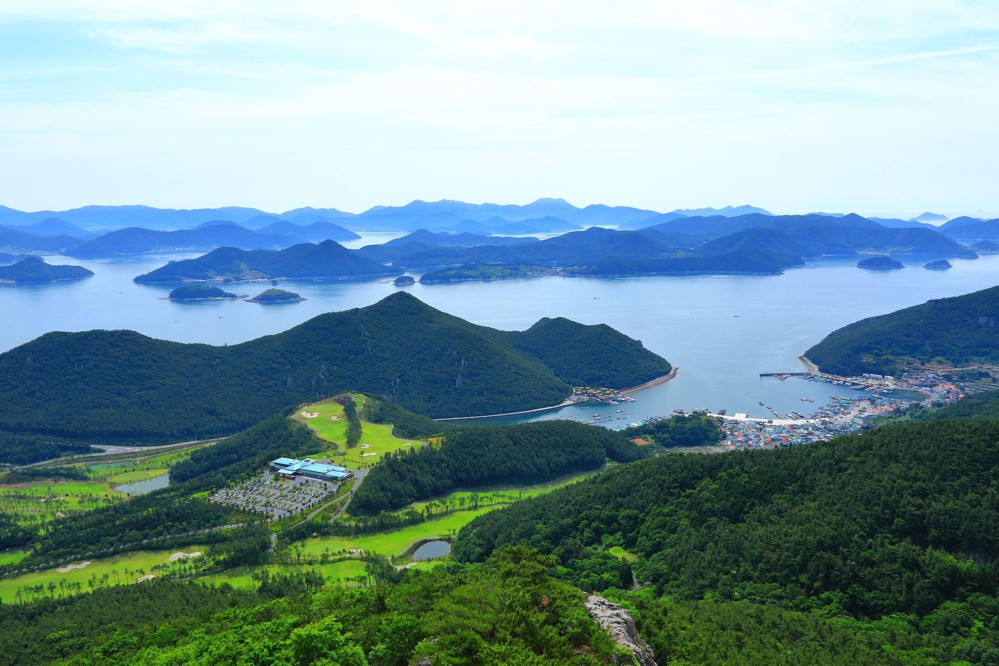 La vista dalla cima del Mireuksan ©f11photo/Shutterstock
